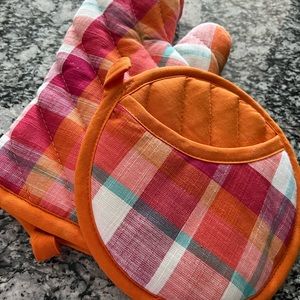 Matching pot holder set. Pink and orange. Like new!!